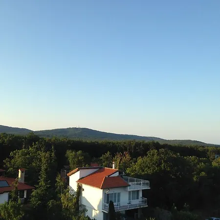 ゲストハウス Zapovedni Rai 4*