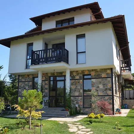 Zapovedni Rai ゲストハウス 4*