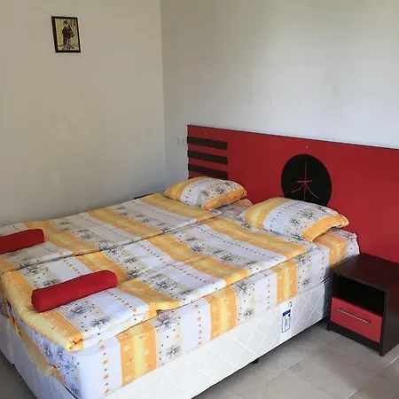 Zapovedni Rai ゲストハウス 4*